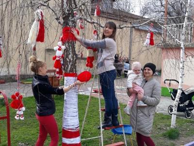 Окичиха дървета с мартеници в старозагорска детска градина