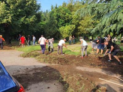 Доброволци почистиха и облагородиха градинка в Стара Загора