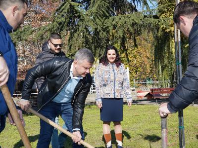 Коалиция ГЕРБ-СДС закри кампанията си в Стара Загора със засаждането на 32 дръвчета