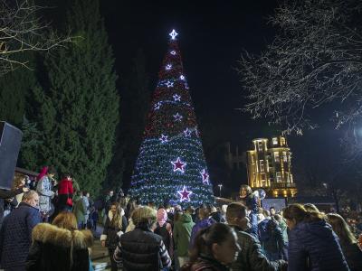 Стара Загора засия в коледна премяна с две коледни елхи. Едната - дарена от Москва