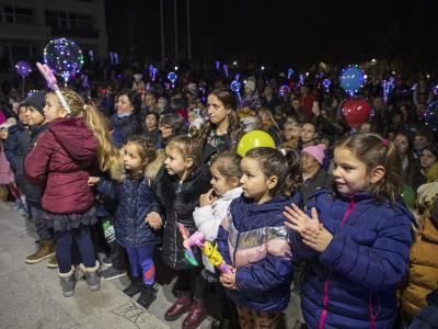 Стара Загора засия в коледна премяна с две коледни елхи. Едната - дарена от Москва