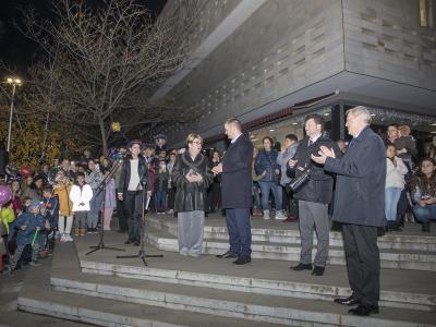 Стара Загора засия в коледна премяна с две коледни елхи. Едната - дарена от Москва