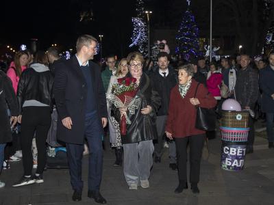 Стара Загора засия в коледна премяна с две коледни елхи. Едната - дарена от Москва