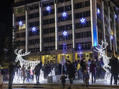 Стара Загора засия в коледна премяна с две коледни елхи. Едната - дарена от Москва