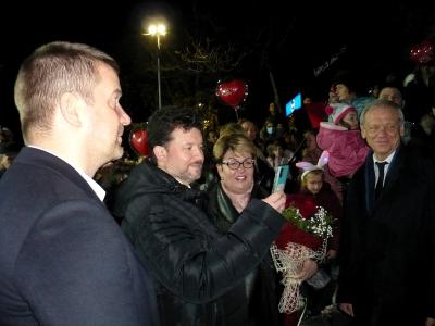 Стара Загора засия в коледна премяна с две коледни елхи. Едната - дарена от Москва