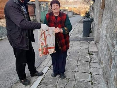 Коледна доставка от Община Чирпан трогна 300 възрастни хора