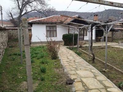 Проф. Балкански предоставя 4-те къщи на едноименната фондация в с. Оряховица за бежанци от Украйна
