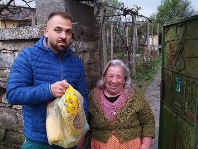 Самотно живеещи възрастни хора получиха пакети с хранителни продукти от младежите от ГЕРБ – Стара Загора