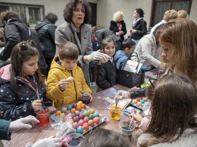 Митрополит Киприан благослови първите боядисани яйца от малките ръце на децата от детските градини