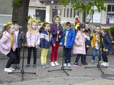 Митрополит Киприан благослови първите боядисани яйца от малките ръце на децата от детските градини