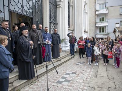 Митрополит Киприан благослови първите боядисани яйца от малките ръце на децата от детските градини