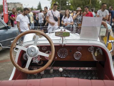 Близо 300 ретро автомобила показаха в парк  Артилерийски  в Стара Загора