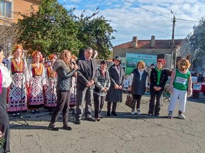 Емблемите на две старозагорски села - райската ябълка и орехът, събраха стотици гости в Хрищени и Оряховица