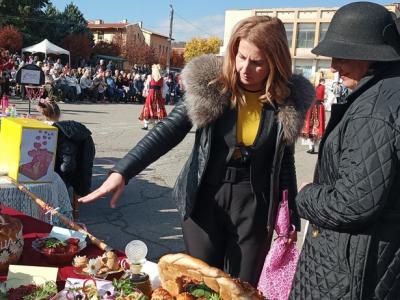 Емблемите на две старозагорски села - райската ябълка и орехът, събраха стотици гости в Хрищени и Оряховица