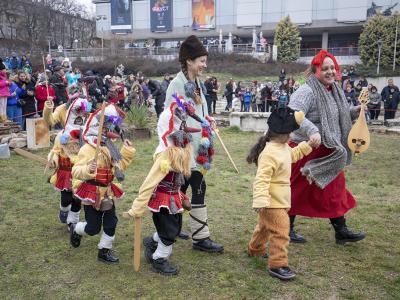 С хиляди хлопки и чанове кукери наричаха за здраве и плодородие в Стара Загора