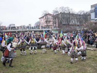 С хиляди хлопки и чанове кукери наричаха за здраве и плодородие в Стара Загора