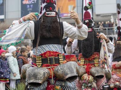 С хиляди хлопки и чанове кукери наричаха за здраве и плодородие в Стара Загора