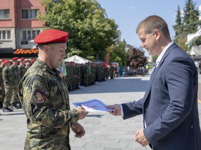 Кметът Живко Тодоров награди военнослужещи по случай празника на Втора Тунджанска механизирана бригада