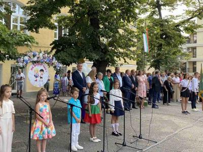 С много настроение, усмивки и вълнение премина първият учебен ден в старозагорските училища