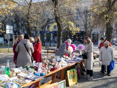 Дамите от  Зонта клуб Стара Загора  с благотворителен базар  С любов към децата със специални нужди