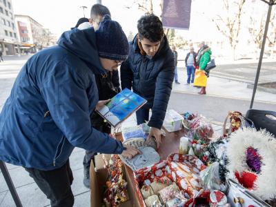 Младежите на Млада Загора очакват старозагорци на благотворителен базар на площада пред Общината