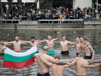 Дванадесетокласникът Стелиан Чукуров спаси кръста в Стара Загора