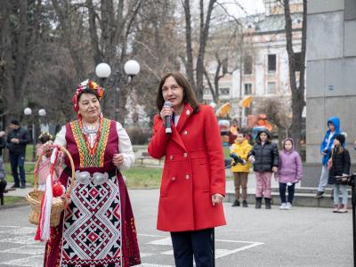 В червено-бяла премяна облякоха парк  Пети октомври  за Баба Марта