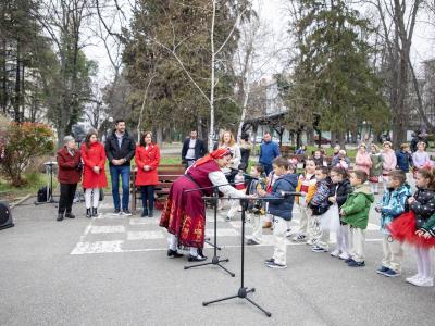 В червено-бяла премяна облякоха парк  Пети октомври  за Баба Марта