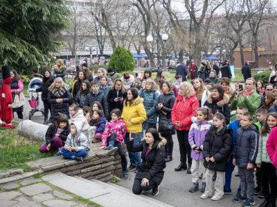 В червено-бяла премяна облякоха парк  Пети октомври  за Баба Марта