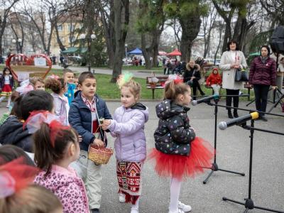 В червено-бяла премяна облякоха парк  Пети октомври  за Баба Марта