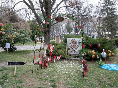 В червено-бяла премяна облякоха парк  Пети октомври  за Баба Марта