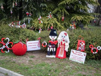 В червено-бяла премяна облякоха парк  Пети октомври  за Баба Марта