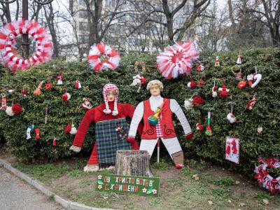 В червено-бяла премяна облякоха парк  Пети октомври  за Баба Марта