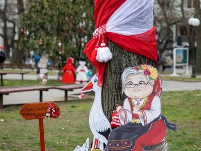 В червено-бяла премяна облякоха парк  Пети октомври  за Баба Марта