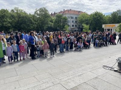 Писани яйца, шарени, разкрасиха площада в Стара Загора на Велики четвъртък