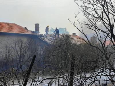 Овладян е пожарът между селата Дълбоки и Оряховица