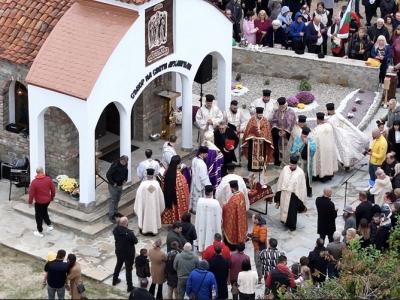 Осветиха храм Събор на Свети Архангели в Казанлък