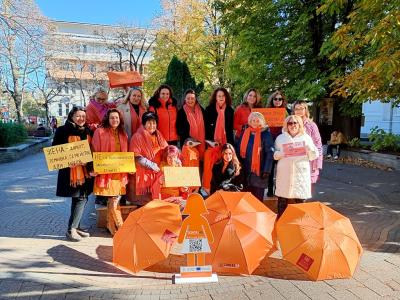 Пингвините пред катедрален храм  Св. Николай  отново облякоха оранжеви одежди в знак на съпричастност против домашното насилие