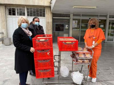 Общинският съветник от ГЕРБ – Стара Загора Ваня Михайлова осигурява топла храна на медицински екипи на първа линия в борбата срещу COVID-19