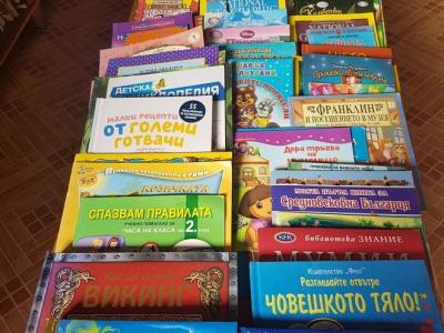 Старозагорска ученичка дари книги на библиотека