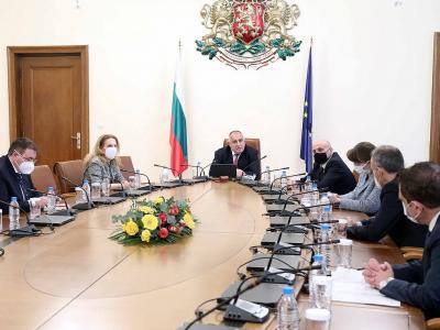 Разхлабване на противоепидемичните мерки в определени сектори и бизнеси бе обсъдено на работно съвещание при премиера