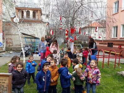 Окичиха дървета с мартеници в старозагорска детска градина