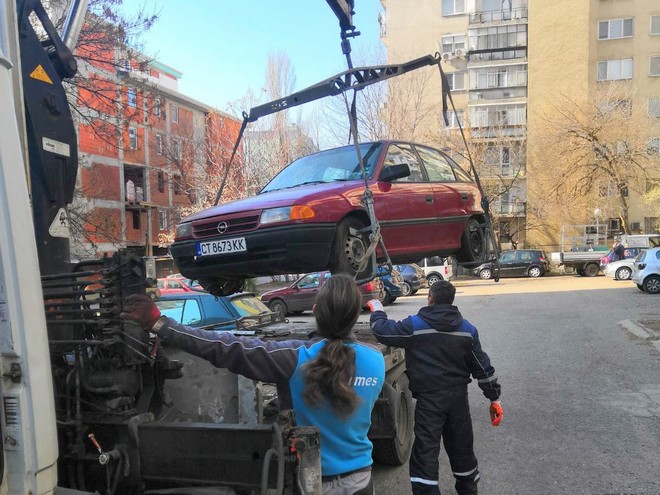 4 автомобила, излезли от употреба, бяха принудително премахнати от паркинги и междублокови пространства в Стара Загора