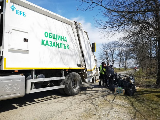 Общинските служители в Казанлък почистват край язовир Копринка