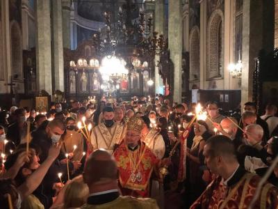 Стотици старозагорци се стекоха на Пасхалното богослужение в катедралния храм Св. Николай