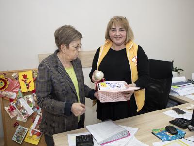 Шефът на отдел Здравеопазване в Община Стара Загора д-р Антония Тодорова получи розовата кутия на Самаряни