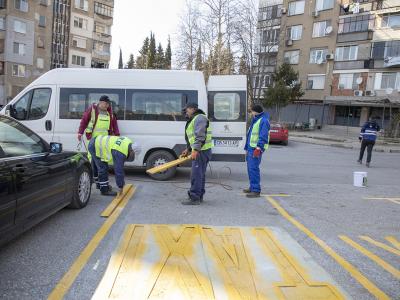 Освежават пътната маркировка в Стара Загора