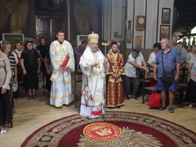 На Преображение Господне митрополит Киприан служи в Нова Загора, в неделя - в Потопената църква (яз. Жребчево)