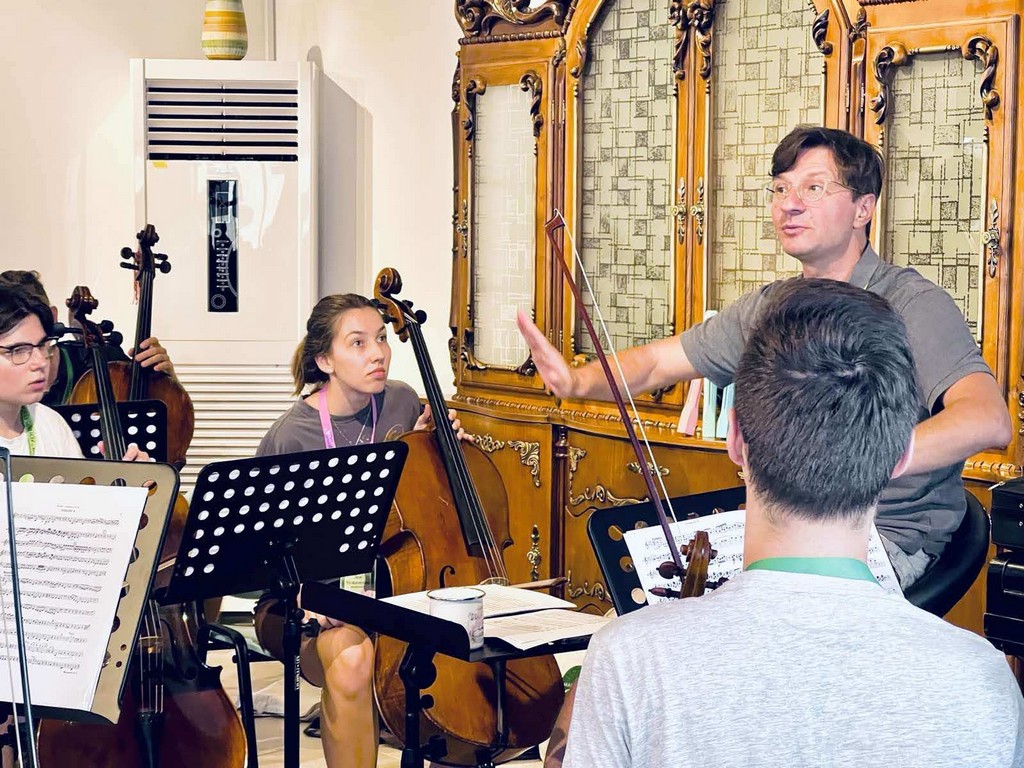 За втора поредна година Фондация  Академия Роза  организира Лятна музикална академия в град Шипка