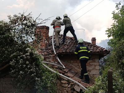 Пожарникари и доброволци се борят с огнена стихия в старозагорското село Пъстрово